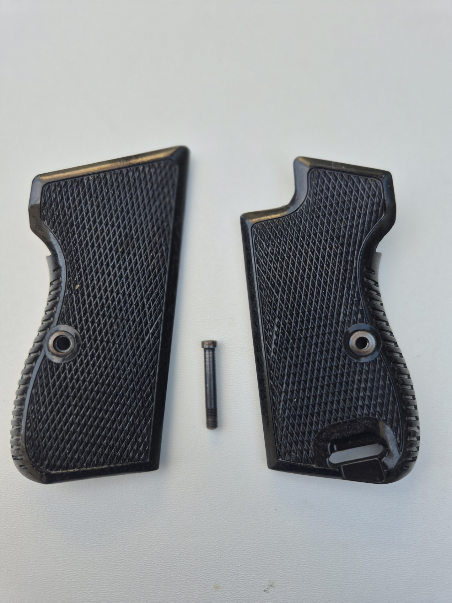 Original Griffschalen für SIG P210 – Bild 1
