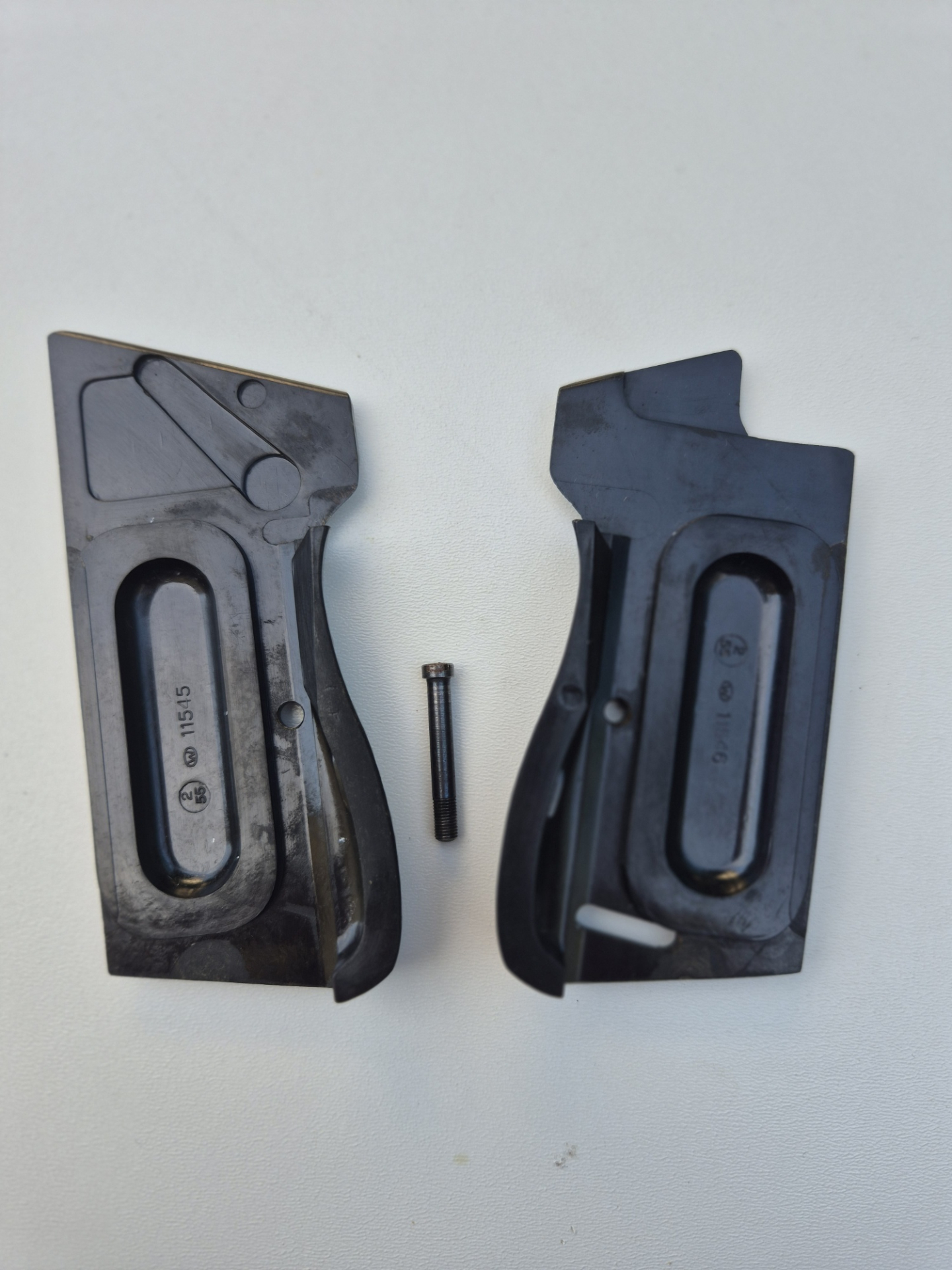 Original Griffschalen für SIG P210 – Bild 2