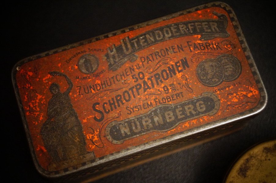 WK1 Blechbox Schrotpatronen Nürnberg und altes Bronze Maßband, Lot – Bild 2