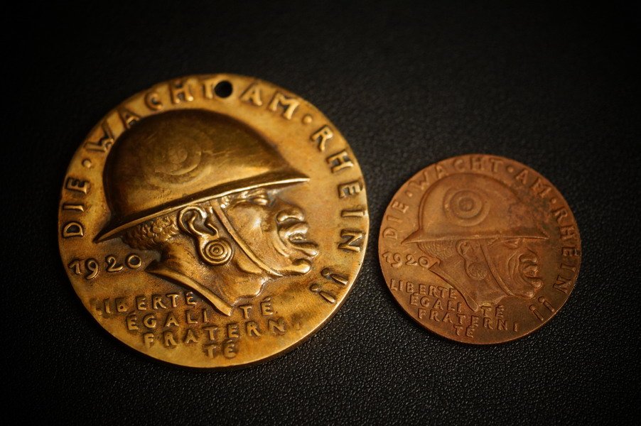 1920 Schandmedaille und Plakette aus Bronze, DIE WACHT AM RHEIN, WK1 – Bild 1