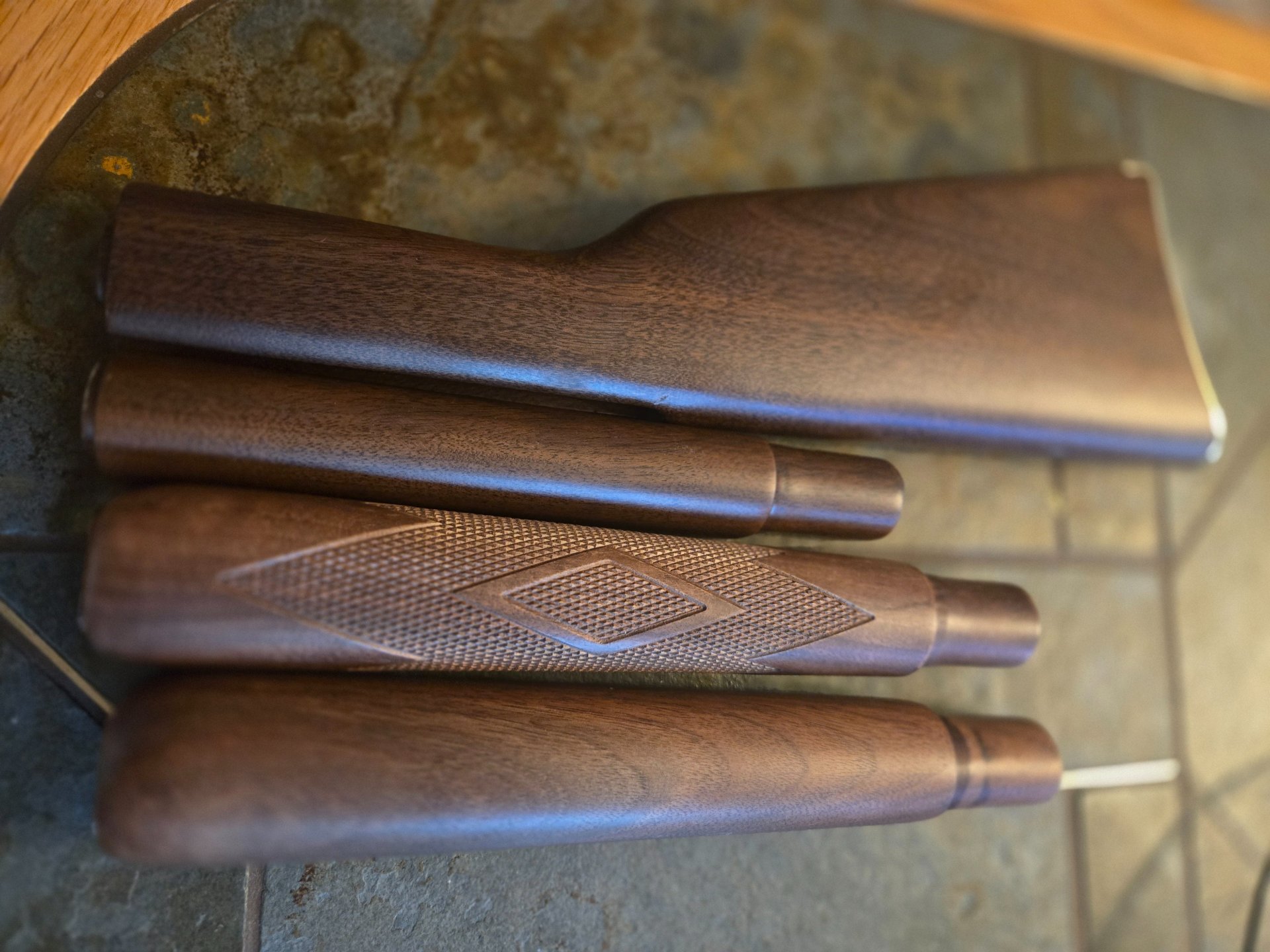 Holzschäfte Unterhebelrepetierer, vermutlich Marlin – Bild 2