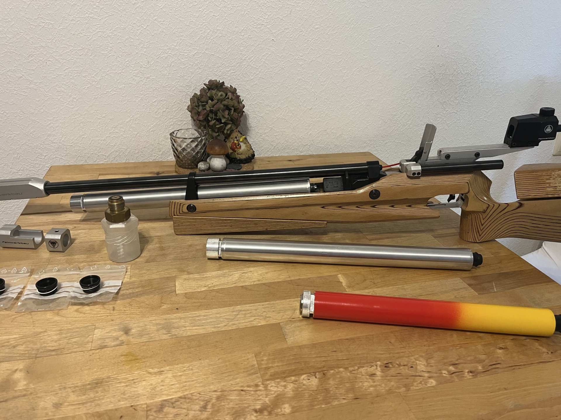 Feinwerkbau P70 Match-Luftgewehr Kartusche-2030 Schichtholz – Bild 1