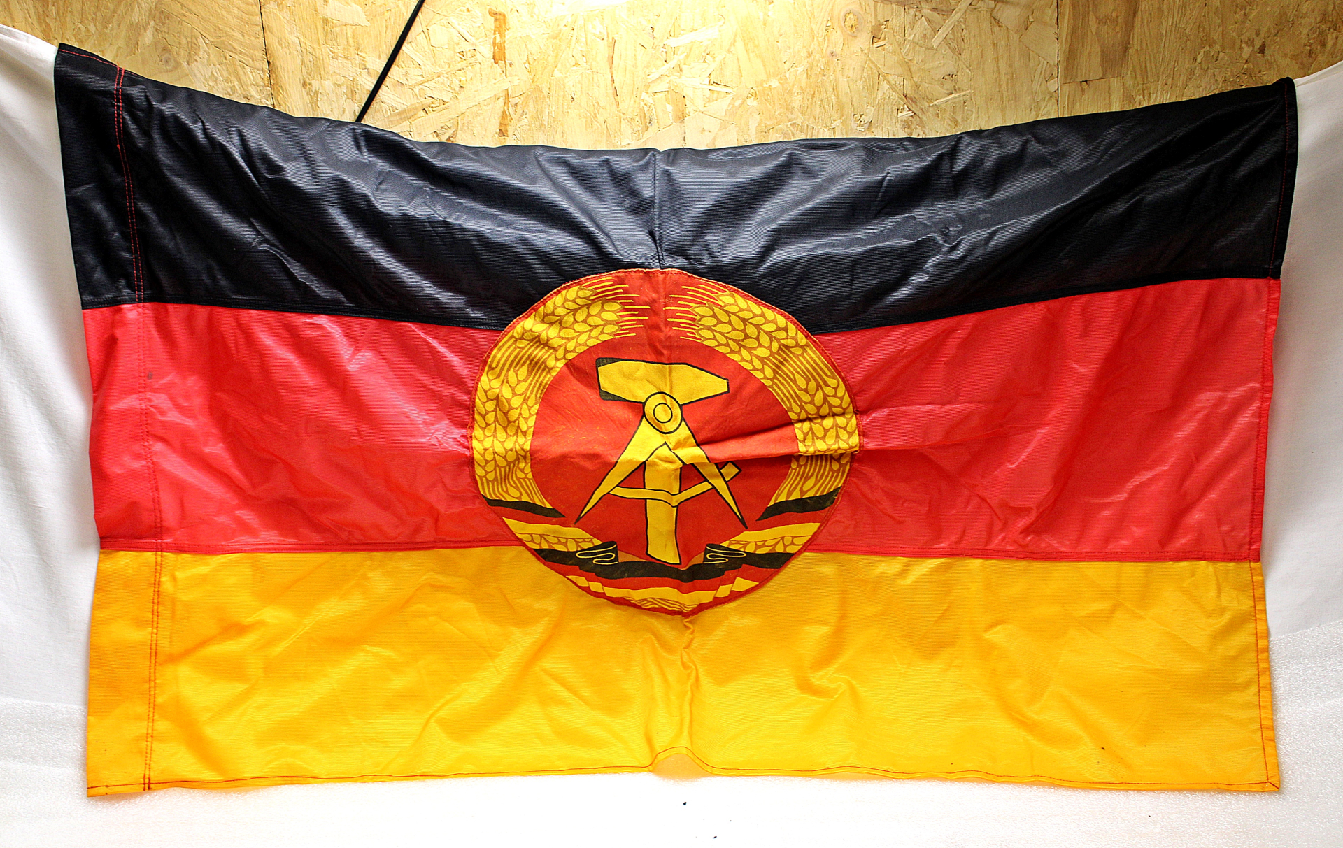 Orig. SED/DDR FLAGGE und SED-Partei WINKETUCH aus der Zeit vor 1990 – Bild 1