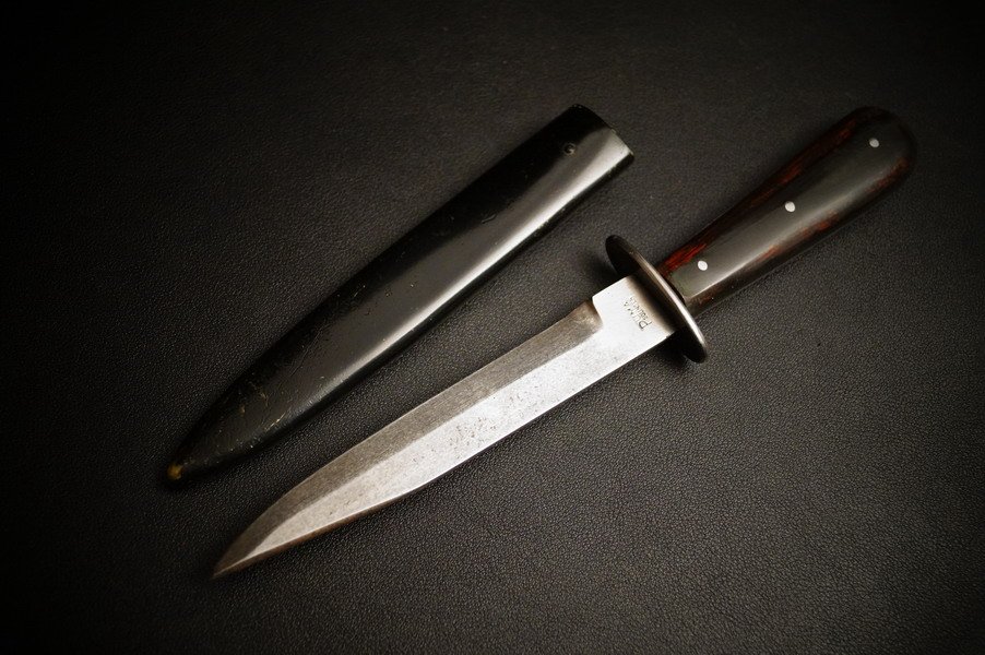 PUMA Fallschirmjäger Kampfmesser, Bakelite Griff, PUMA Solingen, WK2 – Bild 1