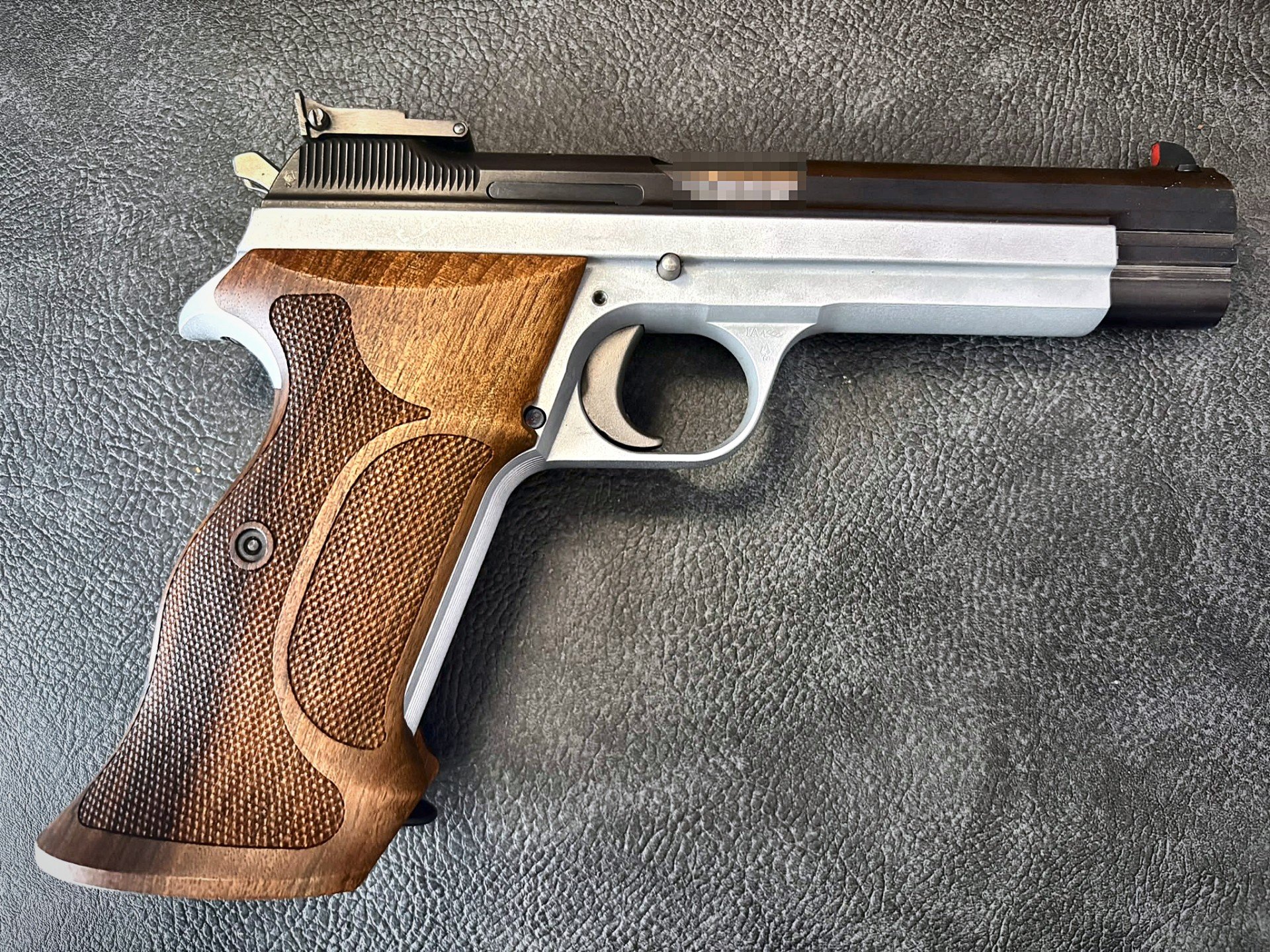 SIG P210-6 Bicolor 9mm Luger – Lauf blank, Nill-Matchgriff, Orig.-Griffschalen, 4 Magazine – Bild 2