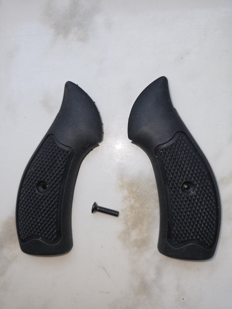Schöne Gummigriffschalen für Revolver Fabrikat Weihrauch Modell HW 37 – Bild 1