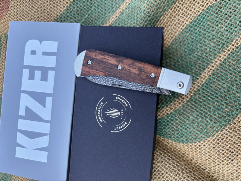 Kizer Trestle D Damascus Aluminum & Leopard Wood Zweihandtaschenmesser – Bild 4