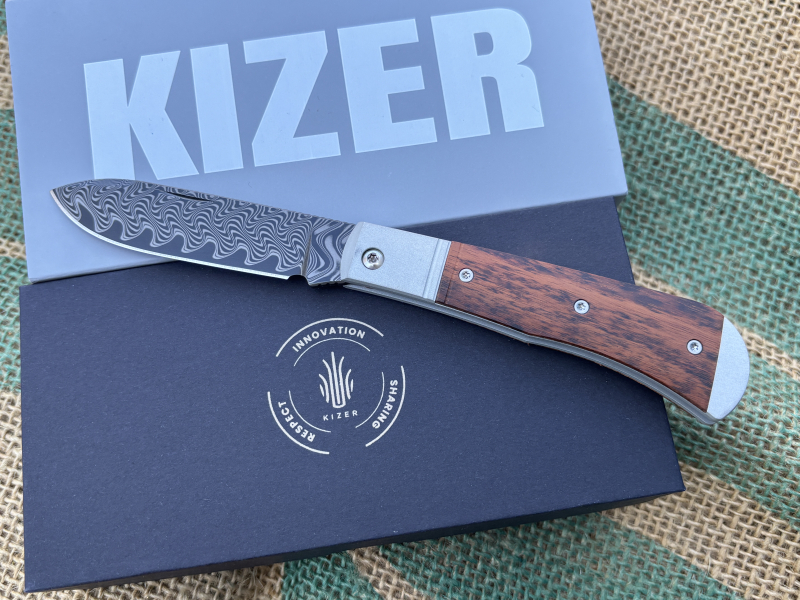 Kizer Trestle D Damascus Aluminum & Leopard Wood Zweihandtaschenmesser – Bild 2