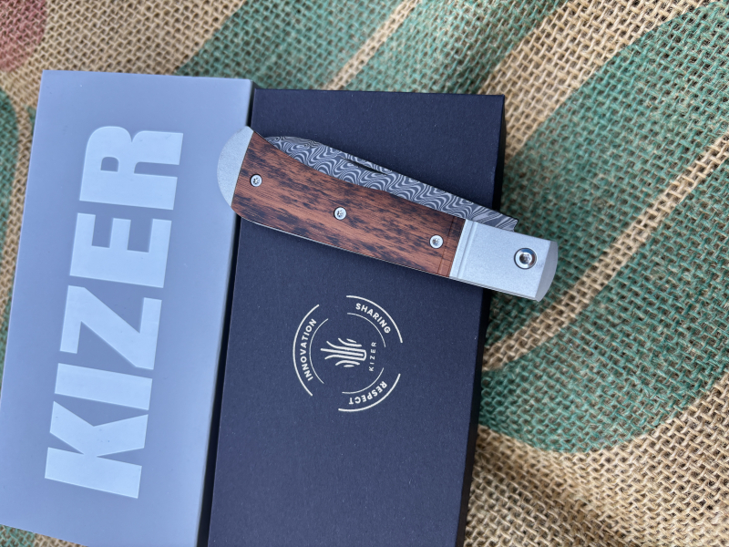 Kizer Trestle D Damascus Aluminum & Leopard Wood Zweihandtaschenmesser – Bild 5