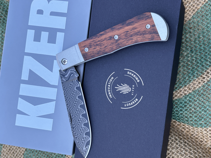 Kizer Trestle D Damascus Aluminum & Leopard Wood Zweihandtaschenmesser – Bild 3