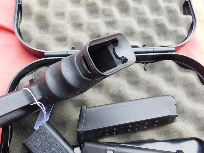 Glock 17 Gen. 3 Kal. 9 mm Luger komplett mit Reservemagazin, Jetfunnel, Leuchtvisier und Koffer – Bild 2