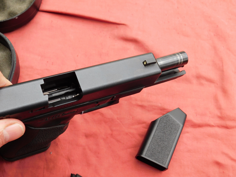 Glock 17 Gen. 3 Kal. 9 mm Luger komplett mit Reservemagazin, Jetfunnel, Leuchtvisier und Koffer – Bild 5