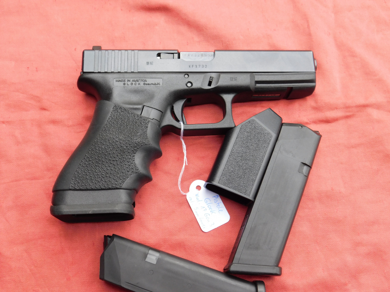 Glock 17 Gen. 3 Kal. 9 mm Luger komplett mit Reservemagazin, Jetfunnel, Leuchtvisier und Koffer – Bild 4