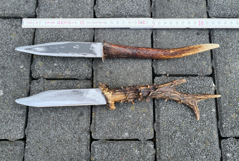 2 diverse mittelalterliche Messer: Je mit Horngriff - rustikale Handarbeit - Grabendolch - Unikate – Bild 2