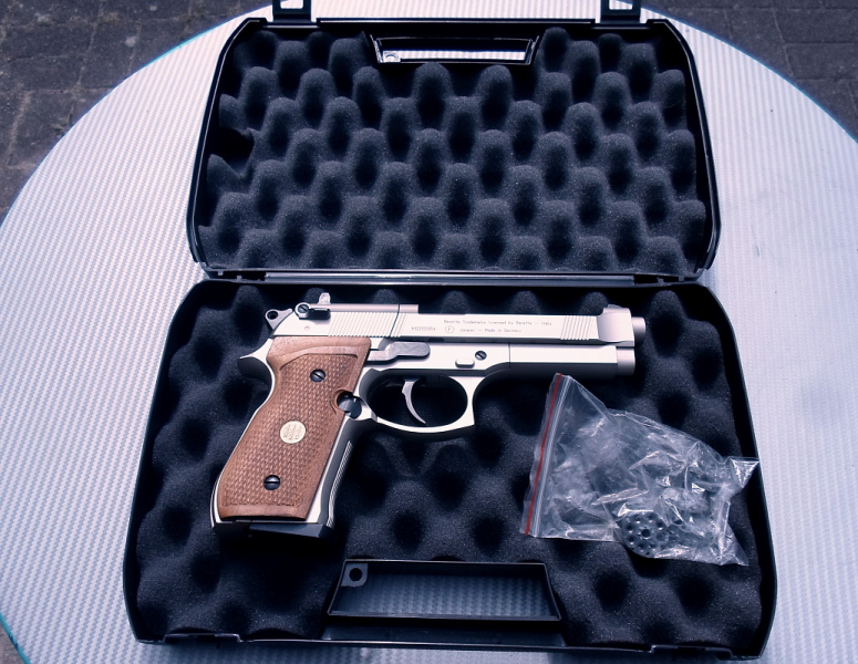Beretta 92 FS Vernickelt mit Holzgriffschalen – Bild 3