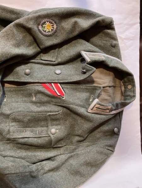 Infantrie Gebirgsjäger Uniform Jacke Effekte Orden EK2 No P38 Koppel K98 Bajonett – Bild 2
