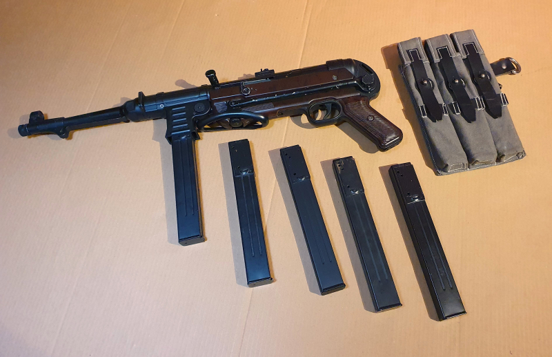 Schmeisser G.S.G. MP40 AEG / 6mm BB, incl. 5 Magazine und 3er Magazintasche ! – Bild 2