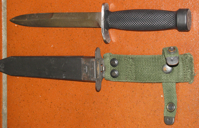 Kampfmesser, ähnlich einem Bajonett, mit Scheide – Bild 2