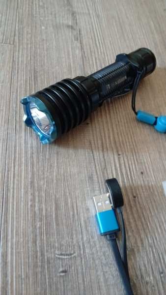 Taschenlampe wiederaufladbar mit 2 Akkus – Bild 4