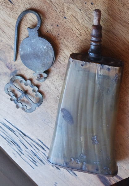 Pulverflasche und Bandolierteile antik – slika 3