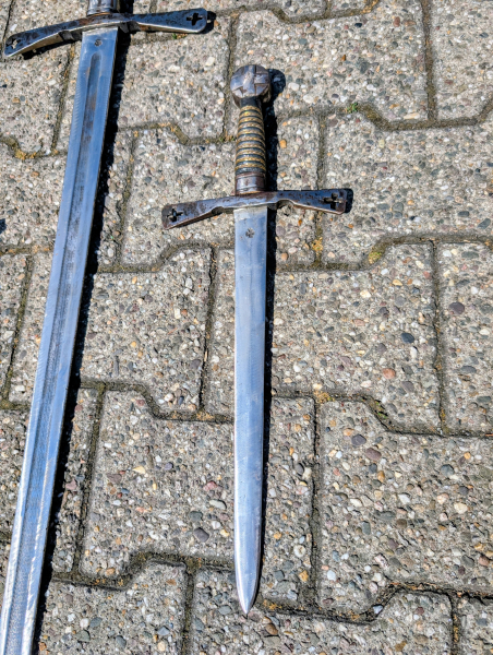 Dresdner Schmiedearbeit: Showkampf-Schwert & Dolch mit Scheiden undLedergürtel – imagen 3