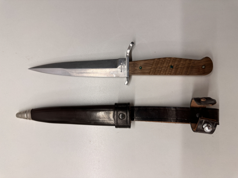 Böker Grabendolch Solingen (C75 Kohlenstoffstahl) – Seriennr. 8667 + Lederscheide 1. WK – Bild 2