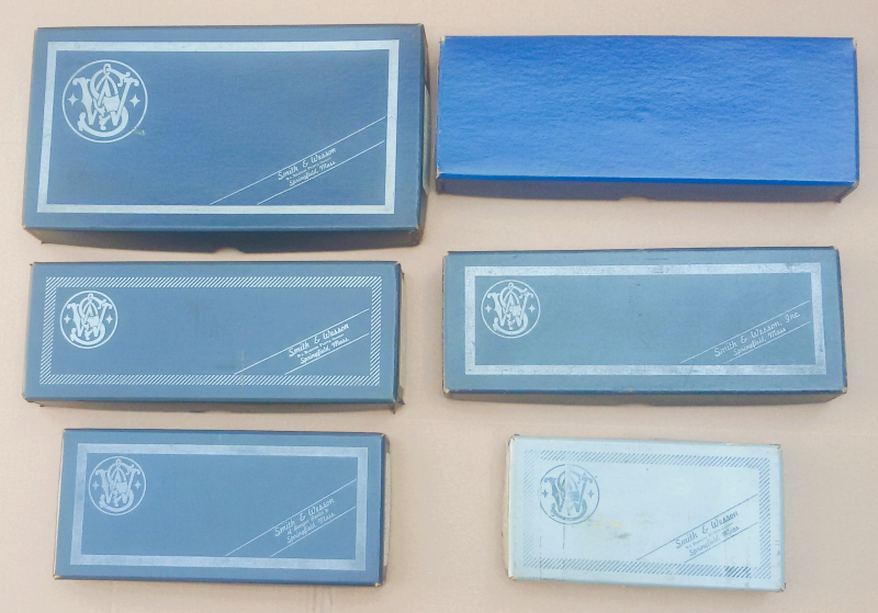 Konvolut Verpackungen für S&W Revolver/Pistolen Art.Nr. 26-262 – Bild 1