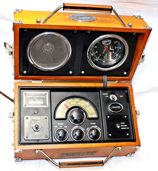 Original SPIRIT OF ST. LOUIS RADIO ALARM STATION - SNICKERS EDITION - Komplett – Bild 1
