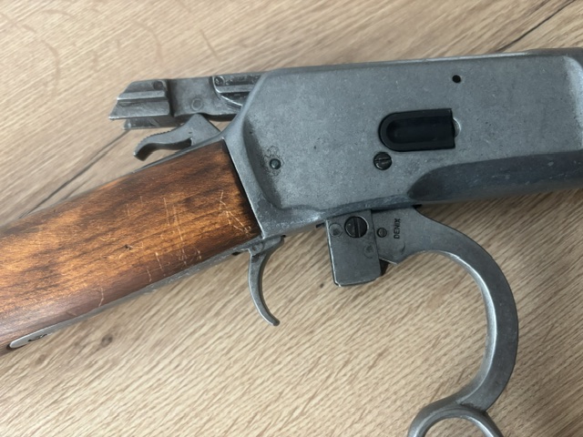 Denix Dekomodell Winchester Mare's Leg Kurzversion Grau - Holzschaft – Bild 3