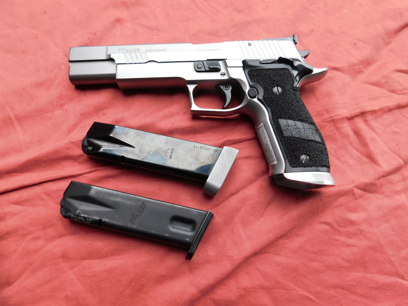 Sig Sauer X-Six, 1. Gen. (Supermatch?) Kal. 9 mm Luger mit Reservemagazin und orig. Koffer – Bild 2