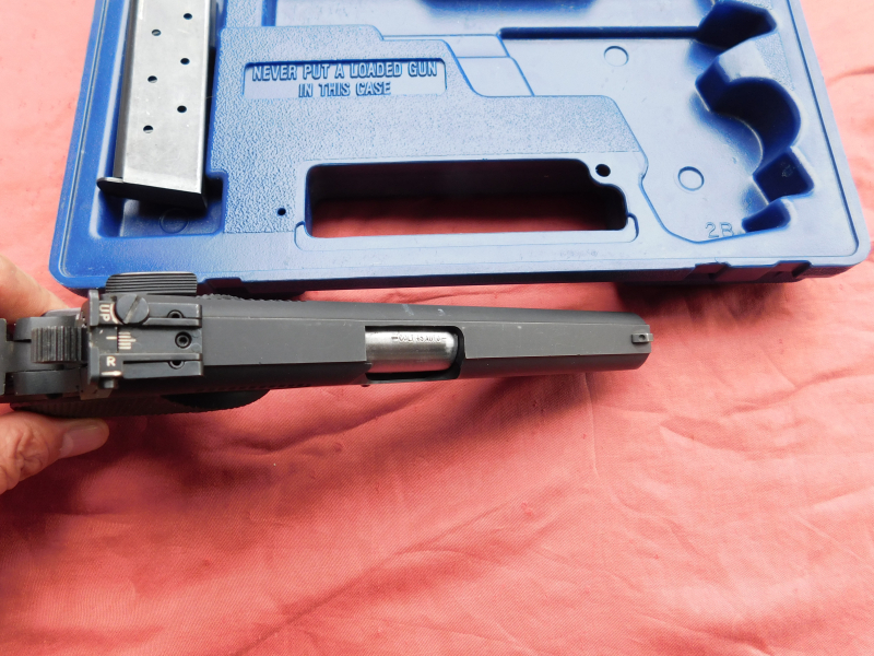 Colt Government Serie 80 Kal. 45 ACP, mit Reservemagazin und Koffer. – Bild 3
