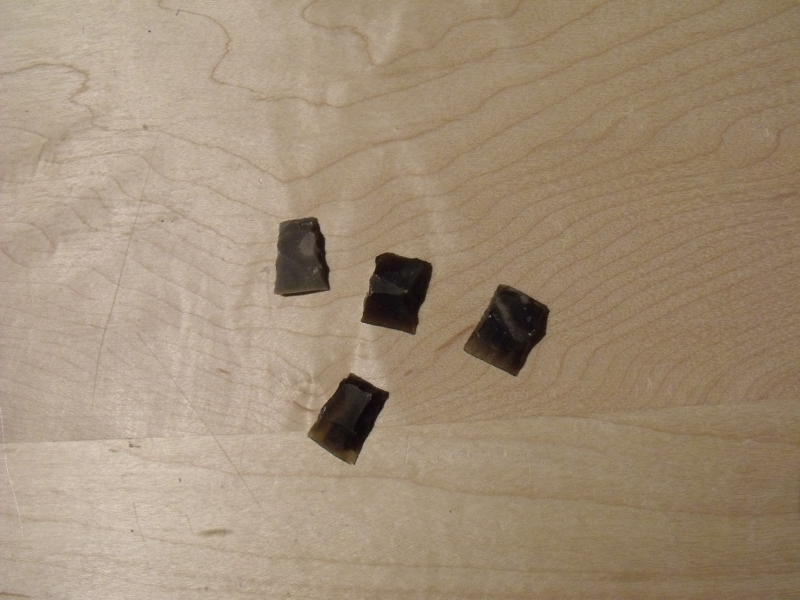 schwarzer Feuerstein ca. 15 x 18 mm – Bild 1