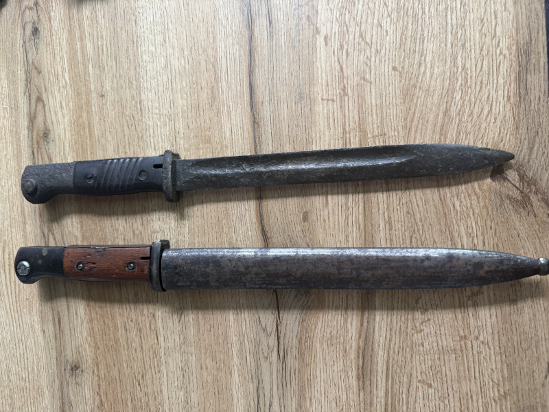 2er-Konvolut Wehrmacht: K98 Bajonette S84/98 III – Holz- & Bakelitgriff – Unrestaurierte Bodenfunde – Bild 2