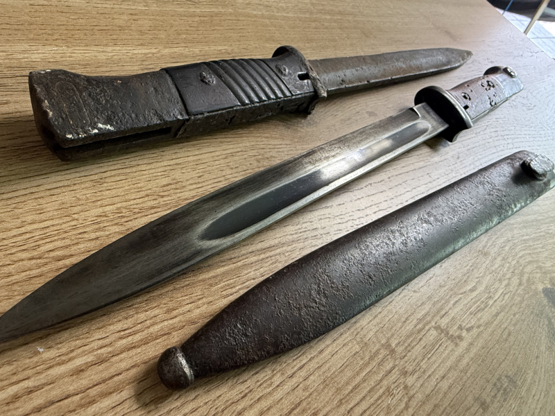 2er-Konvolut Wehrmacht: K98 Bajonette S84/98 III – Holz- & Bakelitgriff – Unrestaurierte Bodenfunde – Bild 6