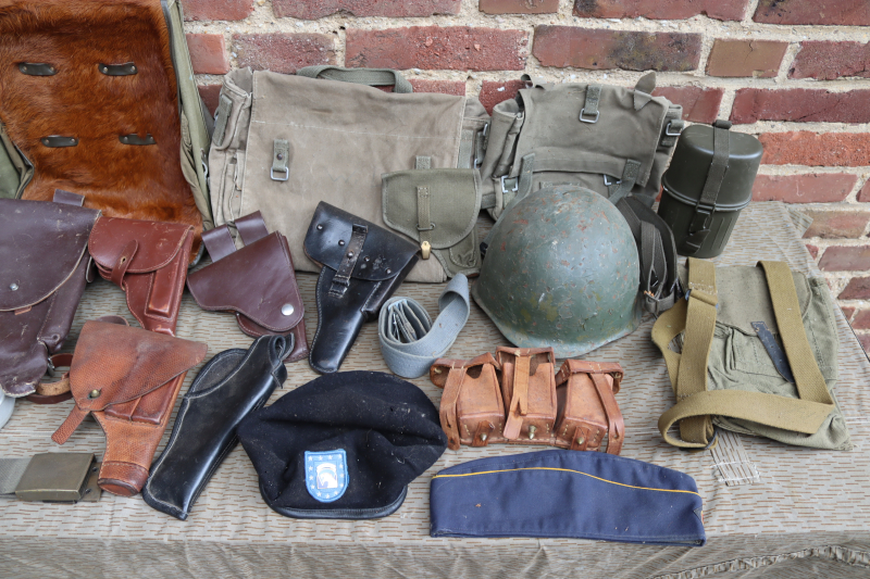 Militaria Konvolut Pistolenholster Pistolentaschen Stahlhelm Affe Essgeschirr – Bild 3