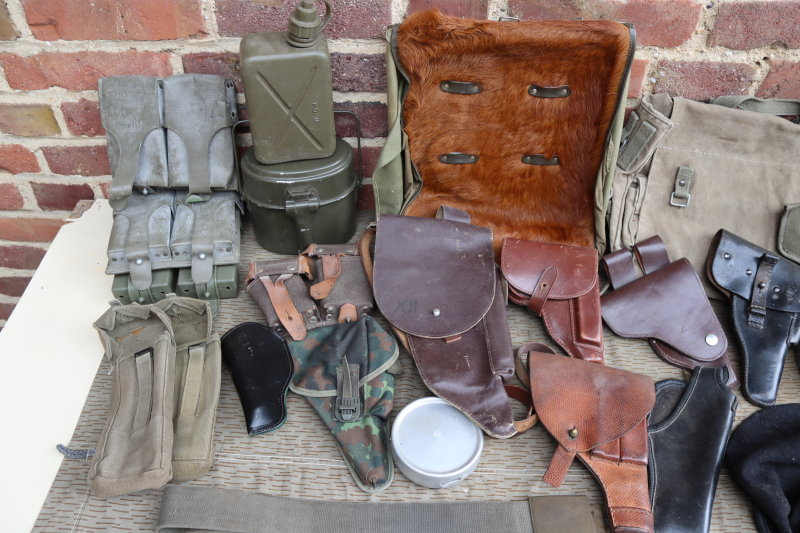 Militaria Konvolut Pistolenholster Pistolentaschen Stahlhelm Affe Essgeschirr – Bild 2