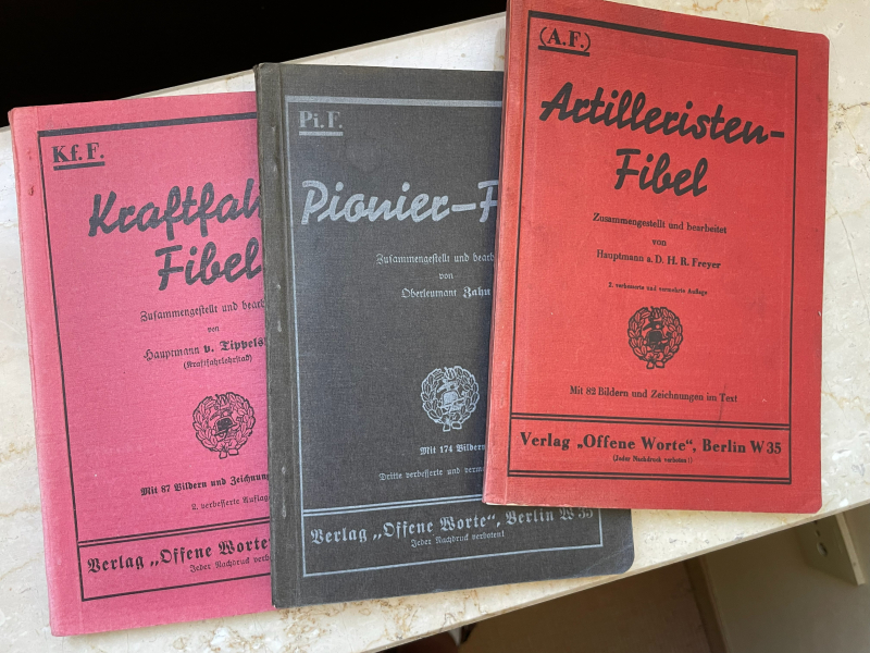 Konvolut/Sammlung von div. militär. Schießlehren, Heeresdienstvorschriften, usw. im Karteikasten – Bild 5