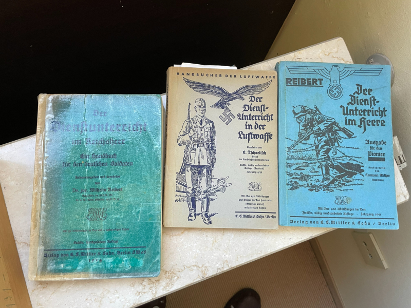 Konvolut/Sammlung von div. militär. Schießlehren, Heeresdienstvorschriften, usw. im Karteikasten – Bild 4