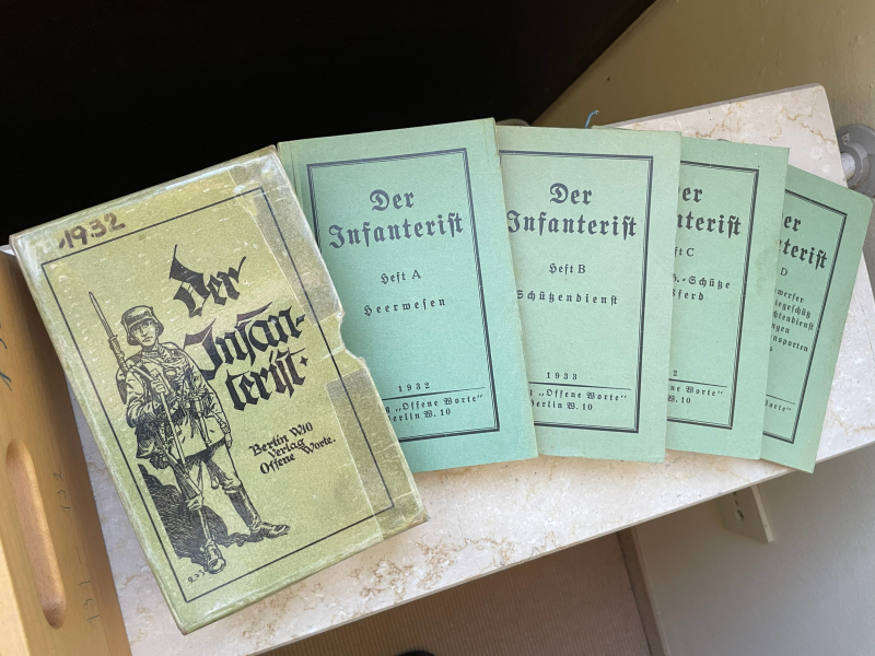Konvolut/Sammlung von div. militär. Schießlehren, Heeresdienstvorschriften, usw. im Karteikasten – Bild 3