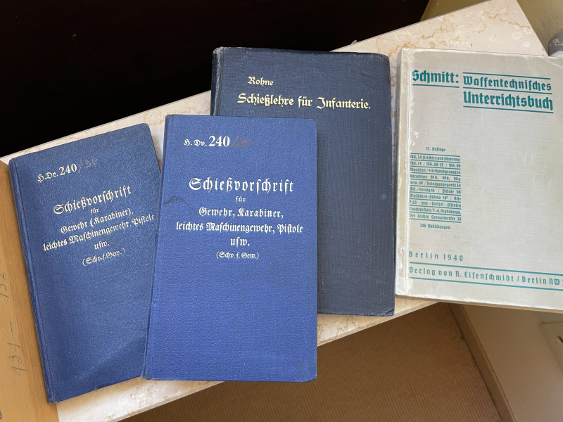 Konvolut/Sammlung von div. militär. Schießlehren, Heeresdienstvorschriften, usw. im Karteikasten – Bild 2