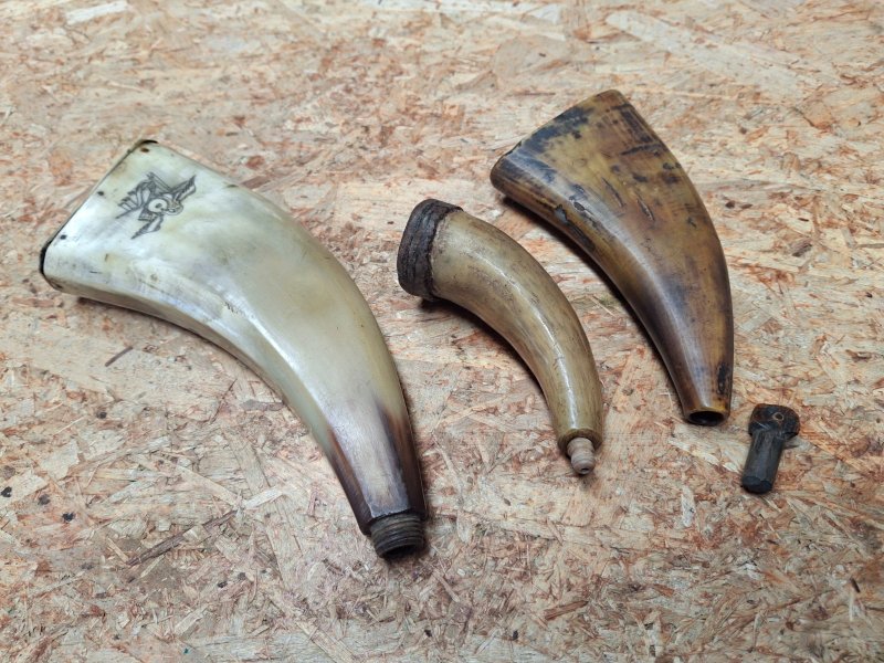 Posten originale Pulverhörner Zündkrautbehälter aus Horn – Bild 3