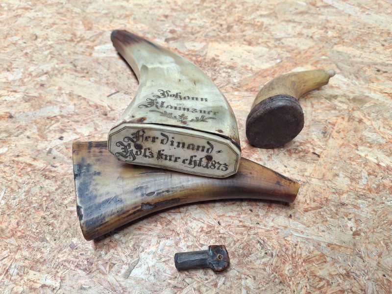 Posten originale Pulverhörner Zündkrautbehälter aus Horn – Bild 4