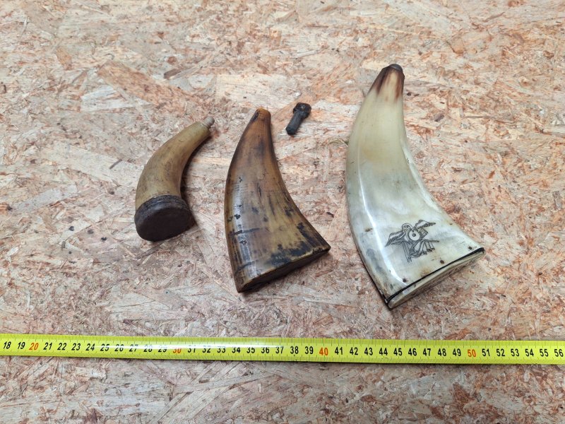 Posten originale Pulverhörner Zündkrautbehälter aus Horn – Bild 2