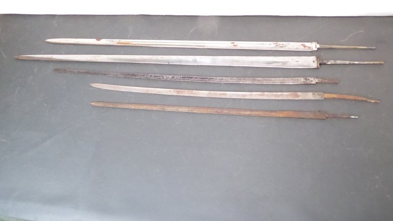 Konvolut 5 Blankwaffen Klingen für Bastler 3x alte Säbel Klingen 2x Historismus Pallasch Klingen – Bild 1