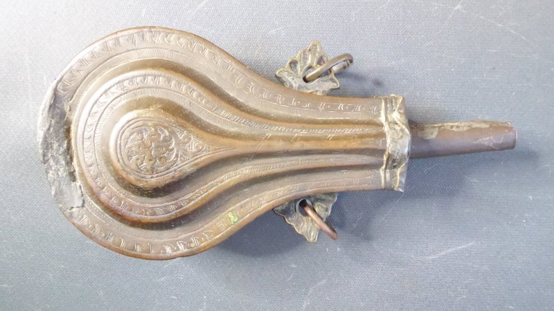 Sehr alte Pulverflasche aus Messing und Bronze oder (Kupfer)? – Bild 1