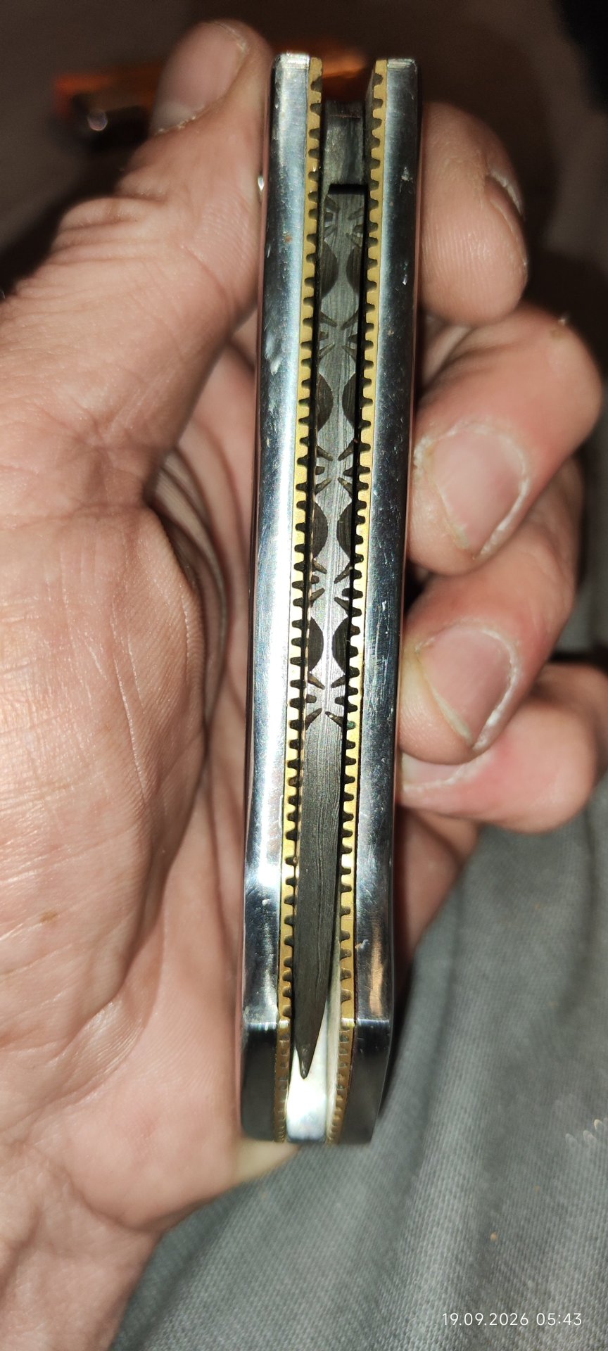 Handgefertigtes Damast-Taschenmesser mit kunstvoller Gravur – Bild 4
