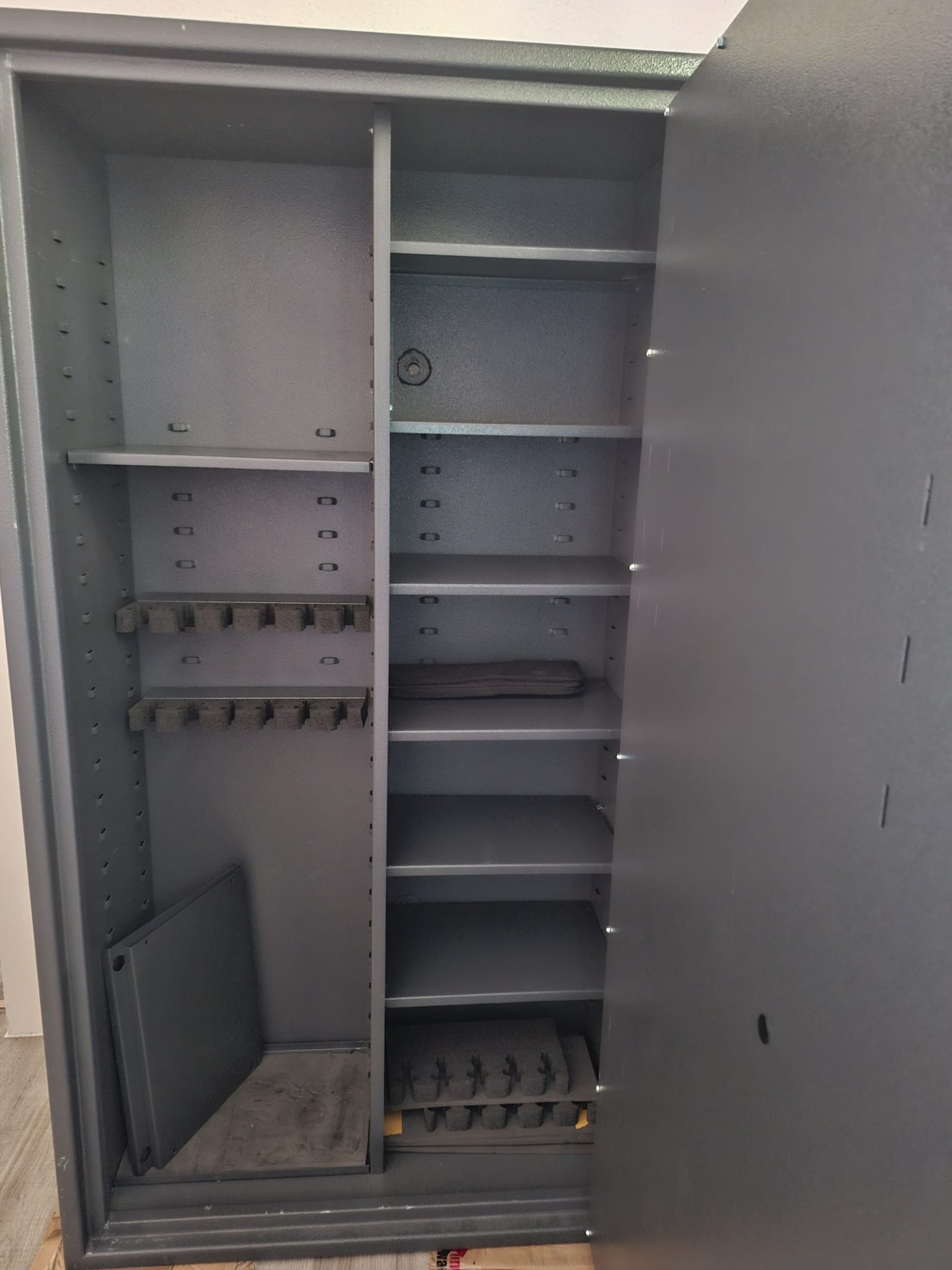 Waffen-Wertschutzschrank mit Innentresor – Bild 3