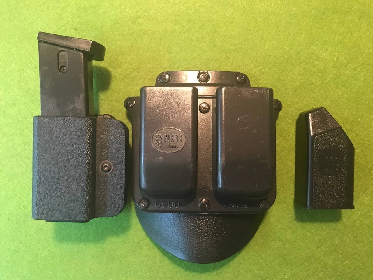 KLEINES KONVOLUT ZUBEHÖR MAGAZINTRÄGER ZWEIREIHIGE MAGAZINE LADEHILFE Kal. 9/40 GLOCK FOBUS – Bild 1