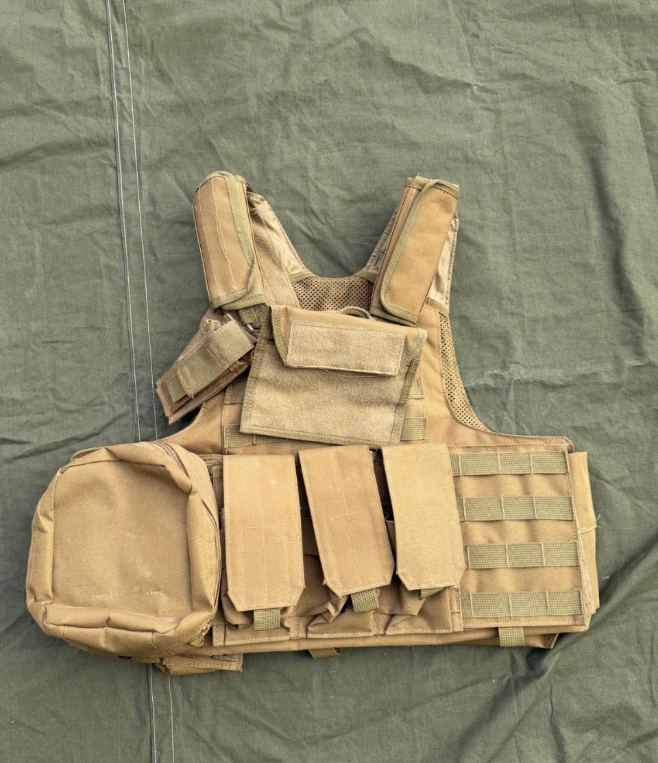 Plattenträger mit umfangreicher Taschenausstattung Molle Webbing – Bild 1