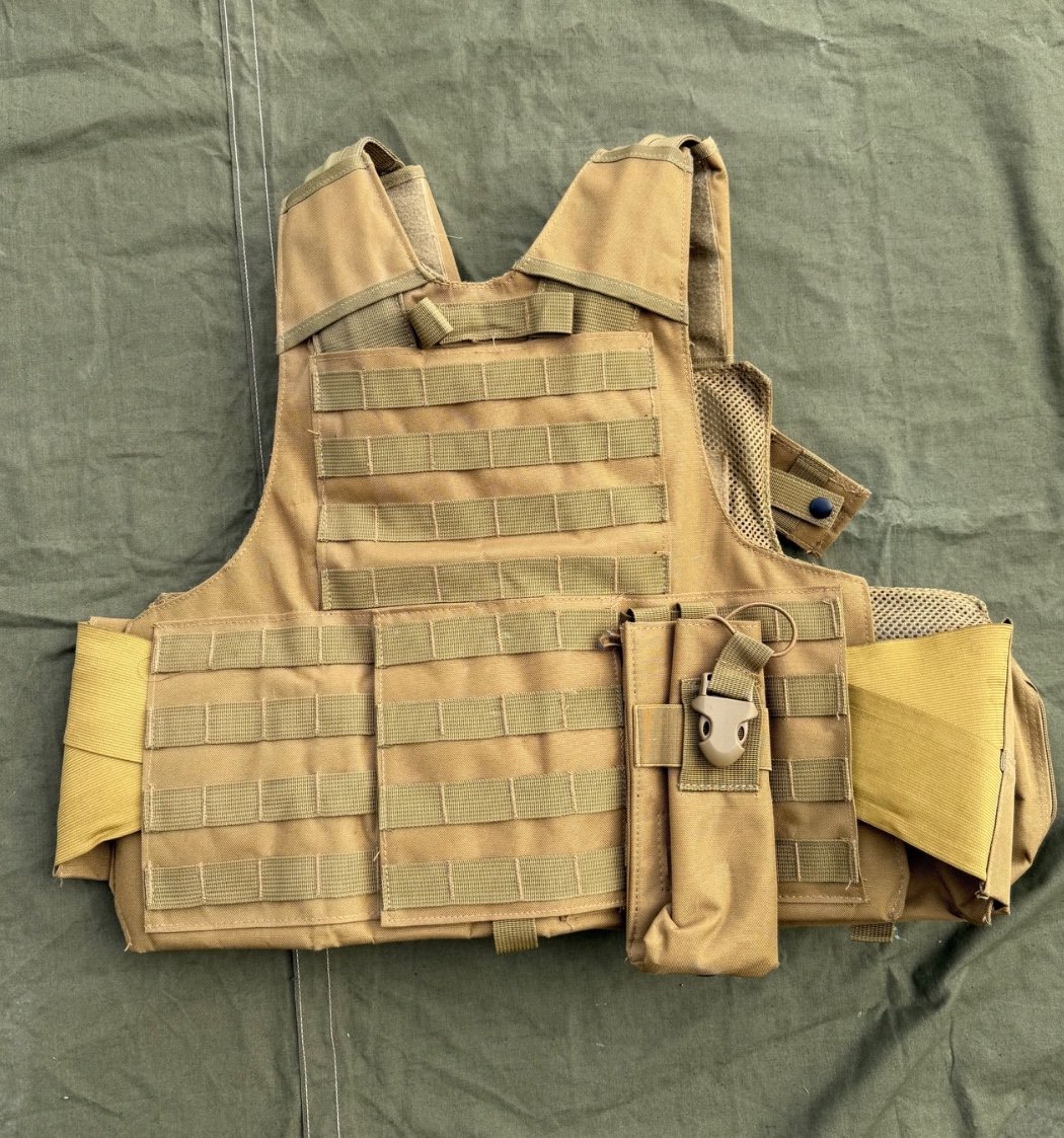 Plattenträger mit umfangreicher Taschenausstattung Molle Webbing – Bild 2